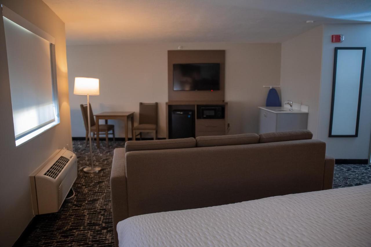 Clarion Pointe Indianapolis Airport Hotel Plainfield Bagian luar foto